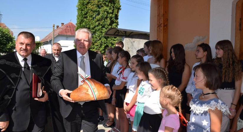 Hálaadó aratási csendesdélután Verbőcön - Hűség sarjad a földből