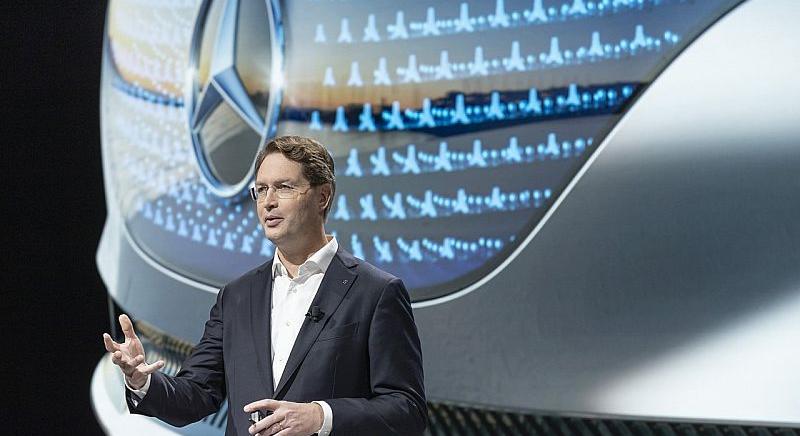 Teljes erővel megyünk a falnak – véli a Mercedes elő embere