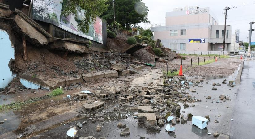 Több millió embernek kell menekülnie az áradások és földcsuszamlások miatt Japánban