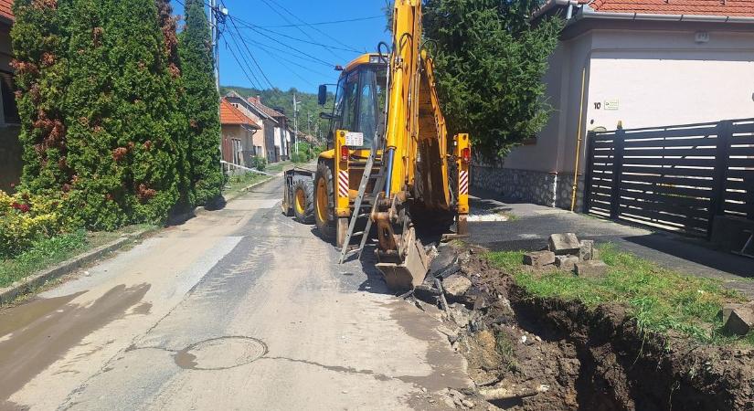 Csőtörés az egyik miskolci utcában