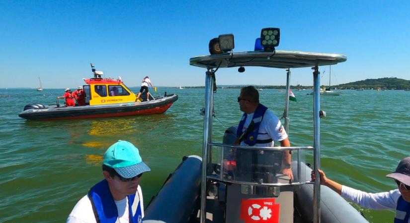 Rosszul lett egy nő a Balatonban, a férje tartotta a vízben, de a mentősök nem tudták megmenteni az életét