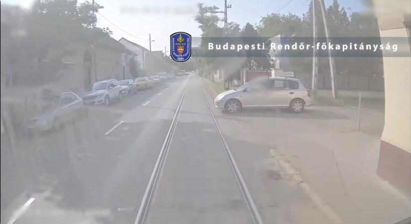 Villamosnak hajtott, aztán elfutott a helyszínről egy autós Budapesten – videó