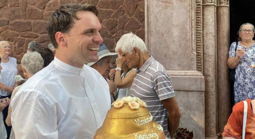 Elköszönt az atya, aki megitta a szenteltvizet a reptéren