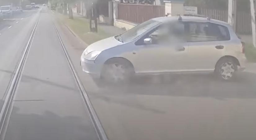 Jogosítvány nélkül ütközött villamossal, majd mindent hátrahagyva menekült el a helyszínről egy férfi