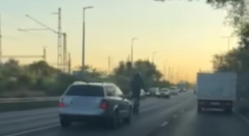Hajmeresztő előzést nyomott egy rolleres a 6-os főúton, az audis azonnal rátapadt