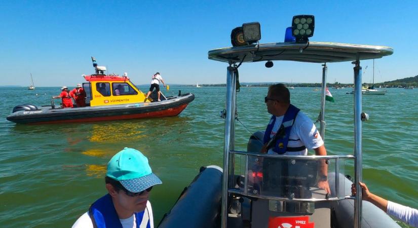 Fürdőzés közben rosszul lett és meghalt egy nő a Balatonban
