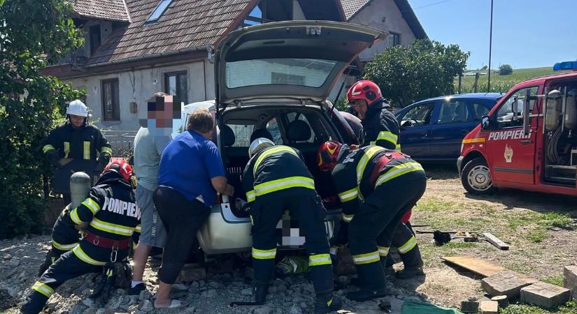 Autó alá szorult egy férfi a Maros megyei Őrhegyen