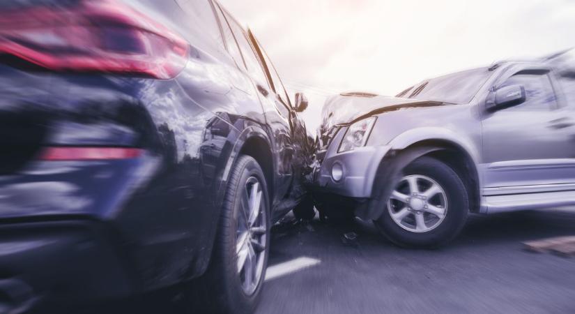 Súlyos baleset Zalában: két autó karambolozott a 7-esen, az utat lezárták