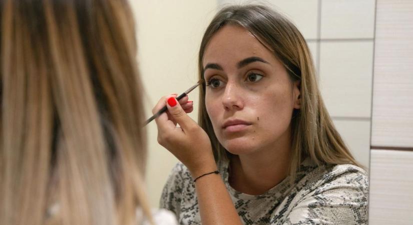 Itt az új TikTok-őrület: az előre elkészített smink