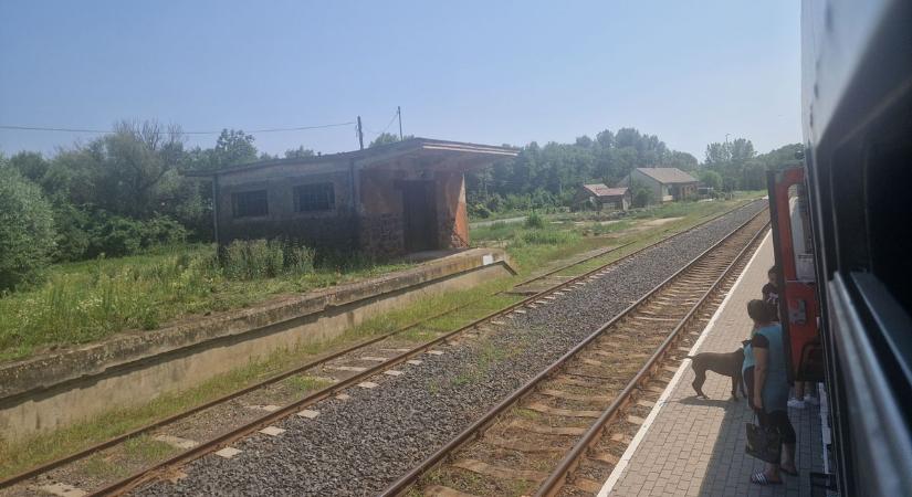 Lerobbant mozdony miatt áll a forgalom a Kaposvár-Fonyód vonalon