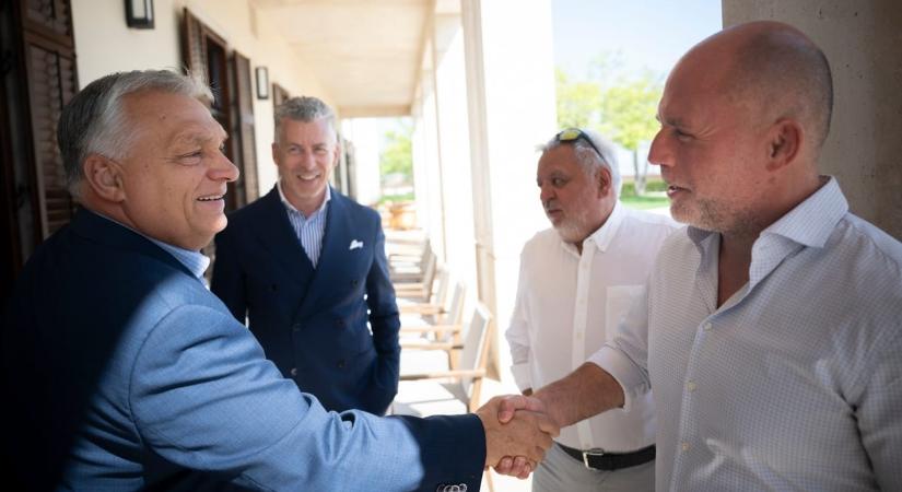 Röpgyűlést tartott Orbán a Karmelitában Rákay Philippel és Dopemannel