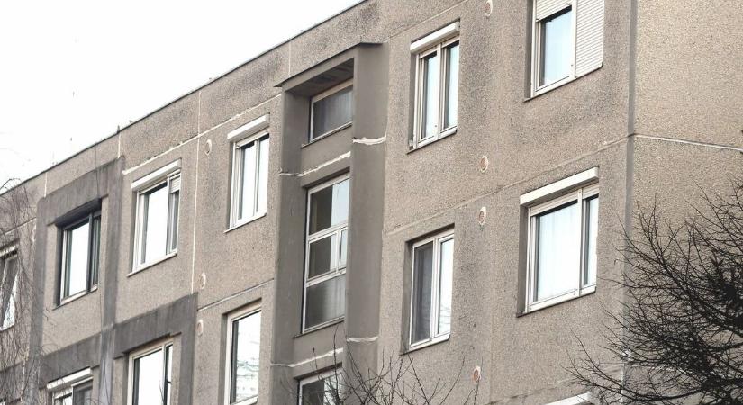 „Szétverem a fejed, ha nem adod ide az italt!” Botra támaszkodó idős nő is szembesült a barcikai rémálommal