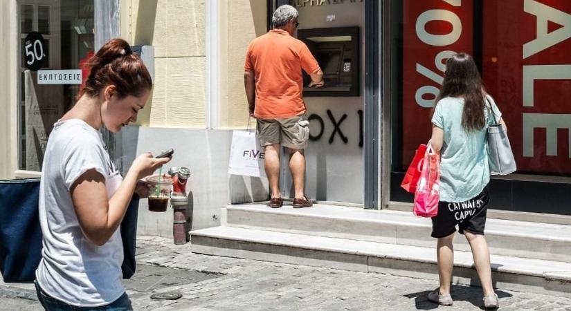 Görögországban lesújtottak a bankokra: nagyot szigorítottak az egyik alapvető szolgáltatás díjtételeinél