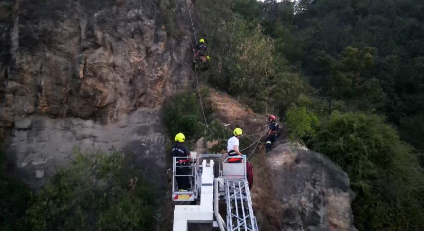 Videón a Gellért-hegyen sziklára esett kiránduló mentése