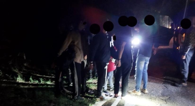 Illegális migránsokat kaptak el az éjszaka folyamán Ásotthalomnál