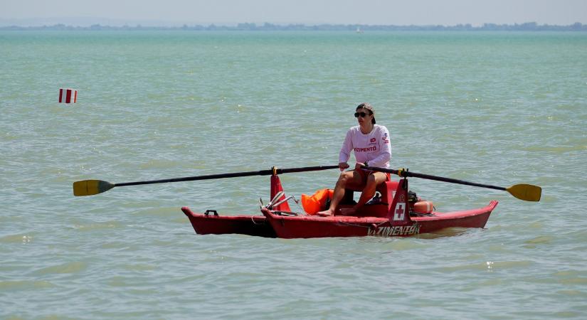 A férje nem engedte elmerülni, és a vízimentők is kiértek, mégis meghalt egy nő a Balatonban