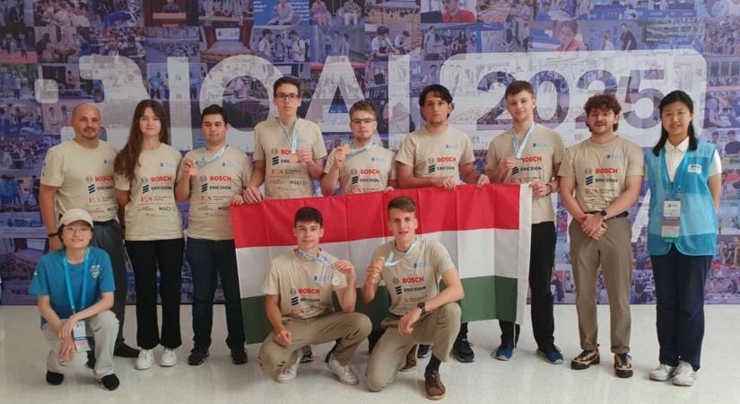 Hat éremmel zártak a magyarok a pekingi Mesterséges Intelligencia Diákolimpián