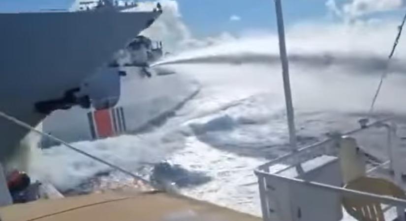 Videón, ahogy egymásba ütközik két kínai hadihajó egy harmadik, fülöp-szigeteki hajó üldözése közben