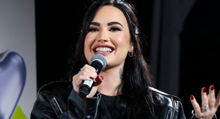 Sokkolta a rajongókat Demi Lovato, amikor váratlanul megjelent a Jonas Brothers koncertjén, ezt senki nem látta jönni