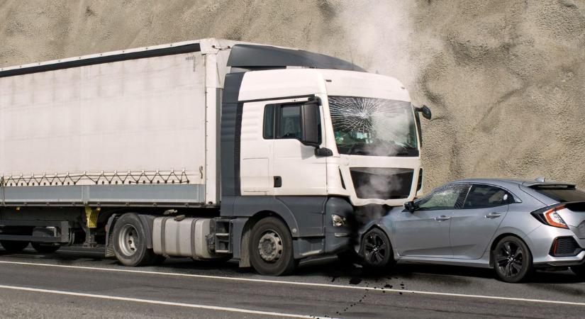 Ömlik a gáz az ütközés után, százméteres körzetben lezárták a területet