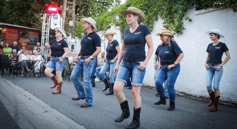 Country tánclépések vitték ritmusba az Avasi Kvaterka közönségét (fotók, videó)