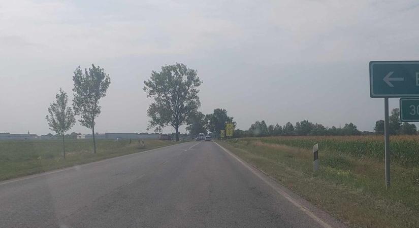 Árokba hajtott egy furgon a 85-ös főúton – Félpályás az útzár