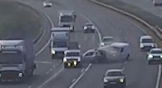 Láncbalesethez vezetett, hogy az M1-es közepén robbant le egy autó – videó