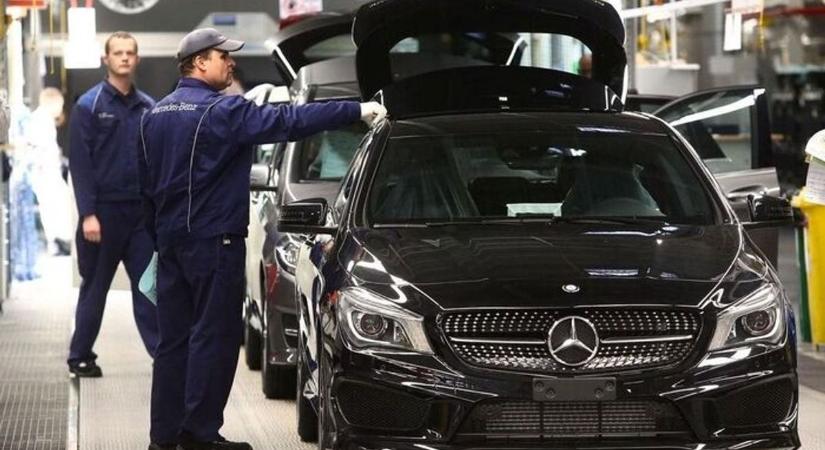 A Mercedes olyat lép, amire 100 éve nem volt példa, az autók ikonikus eleme változik meg