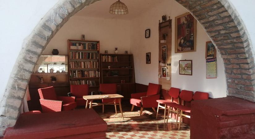 Nappalivá rendezték be a helyiek a mórágyi buszmegállót, egy őrjöngő részeg az egészet felgyújtotta
