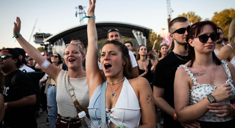 Még egy feltörekvő brit rapper koncertjén is zúgott a Fuck Orbán! a Szigeten