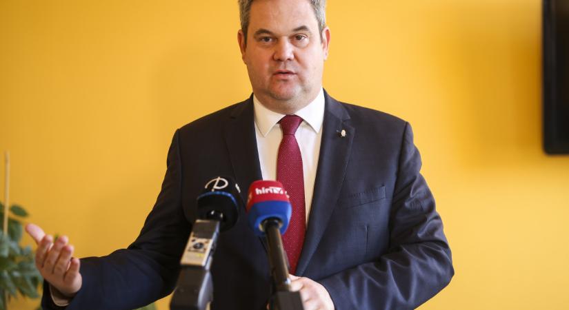 Vajúdó nőhöz mentek be vízvezetéket szerelni, az államtitkár elnézést kért