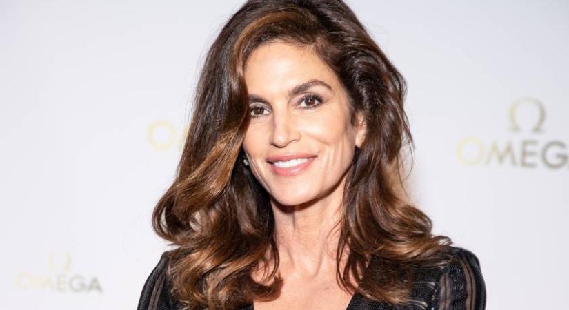 Az 59 éves Cindy Crawford fürdőruhás képein ámulunk: elképesztően fest a szupermodell