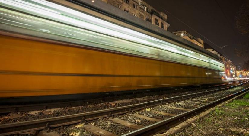Ezért futott el a férfi, aki villamosnak ütközött a kocsijával: végig vette a térfigyelő kamera