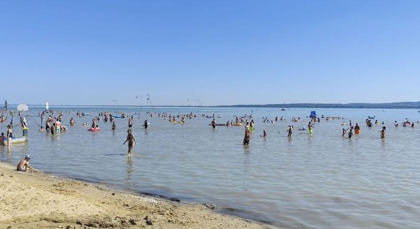 Ekkora nyüzsgést évek óta nem látott a Balaton – mindenki ide menekült a hőség elől (galéria)