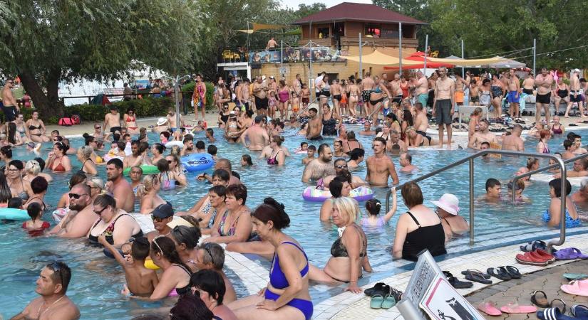 Koncertek és szépségverseny a szülinapos Várkertfürdőben (galéria  videó)
