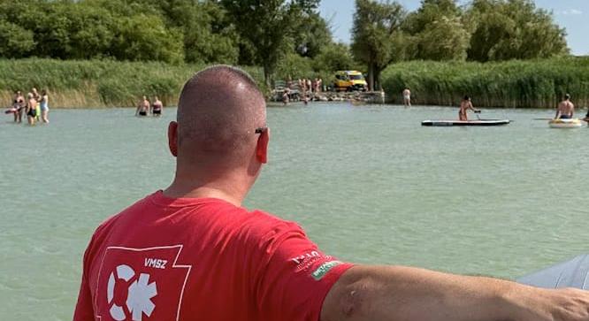 Meghalt egy fürdőző a Balatonnál