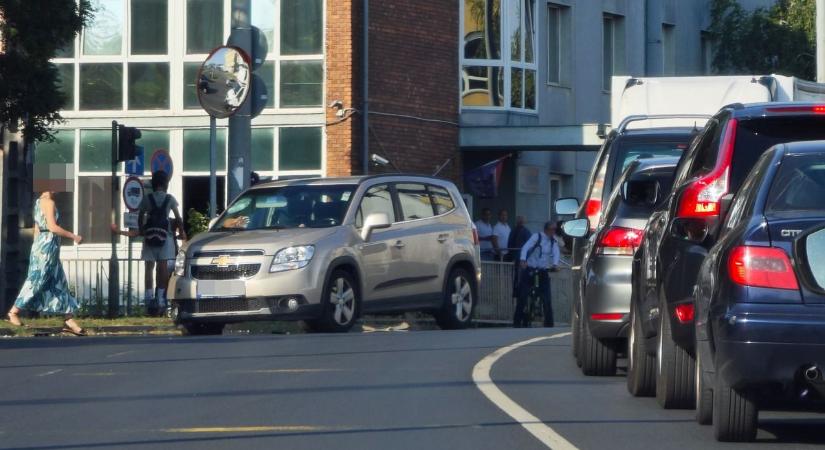 Óriási torlódás van Szombathelyen egy baleset miatt - helyszíni fotók