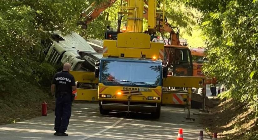 Teljes útzár a 10-es úton: kamion borult az árokba Bajót és Bajna között