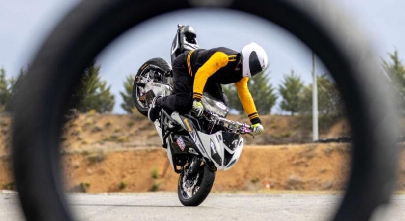 Hogyan készülnek napjaink motorgumijai? - Kanyarban tapad, mégis tartós?