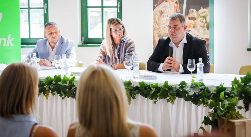 Ákos mellett több ismert zenész is fellép a Győri Bornapokon