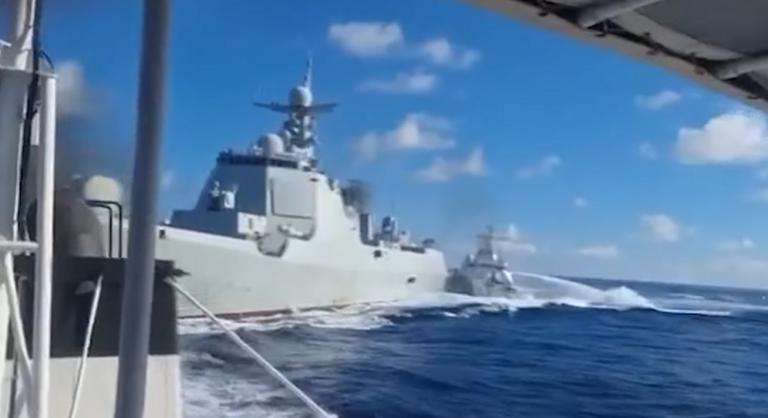 Összeütközött két kínai hadihajó, miközben az egyik egy Fülöp-szigeteki hajót üldözött