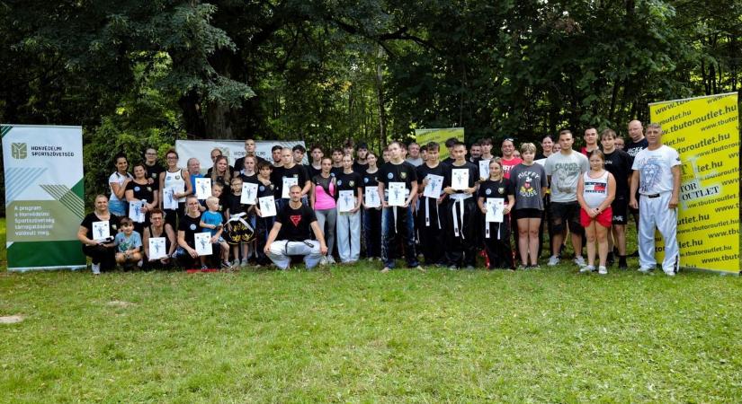 Futás, küzdelem, közösség – felejthetetlen élményekkel zárult a Bázis Kick-Box Akadémia nyári tábora
