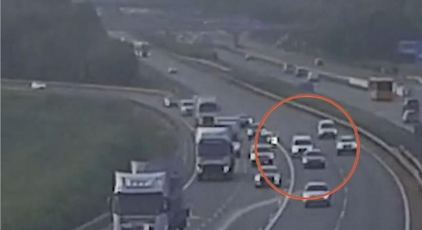 Fékezés nélkül rohant az álló autóba – videón az M1-es baleset