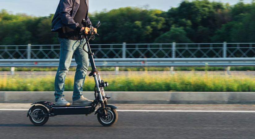 Őrült rolleres sokkolta a sofőröket, 90-nel száguldott az autósok között