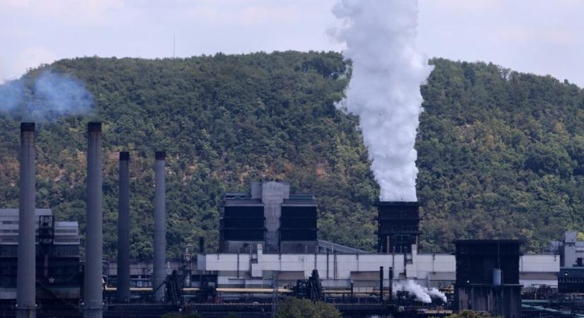 Robbanás miatt legalább egy ember meghalt és többen megsérültek egy amerikai acélüzemben