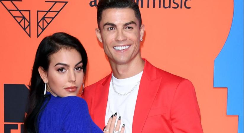 „Igen” – írta Cristiano Ronaldo barátnője egy hatalmas gyűrűről készült fotó mellett