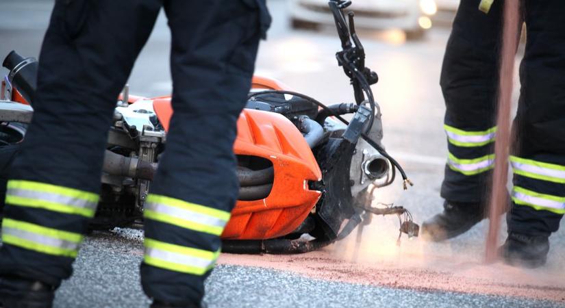 Motorosbaleset történt a 82-es főúton a Bakonyban