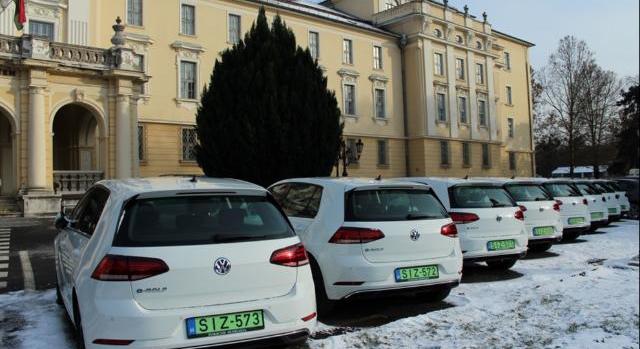 Tizenhárom elektromos autóval gazdagodott a Szent István Egyetem járműparkja