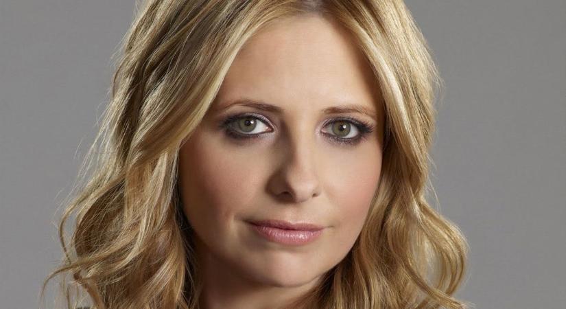 Lesifotón láthatjuk Sarah Michelle Gellart, aki már javában dolgozik a rebootolt Buffy-sorozaton