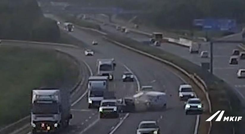 Súlyos baleset az M1-esen: a sztráda közepén állt meg egy autó, négyes karambol lett a vége - videó